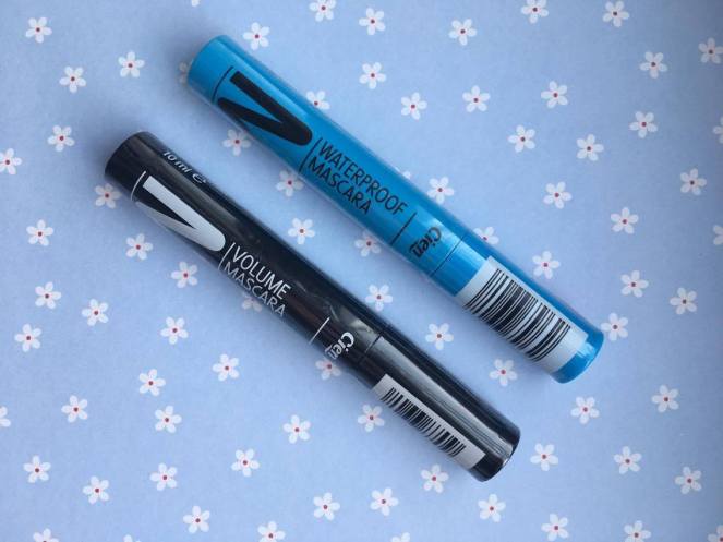 twee mascara's van de supermarkt Lidl met het plasticje er nog om, ééntje is blauw (waterproof versie) en de andere is zwart (volume variant)