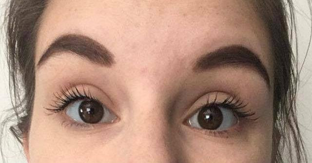 wimpers v het aanbrengen van de volume mascara uit de Lidl van het merk Cien